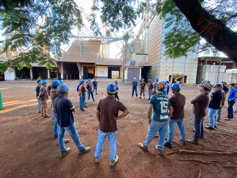 Charla de seguridad en planta de acopio