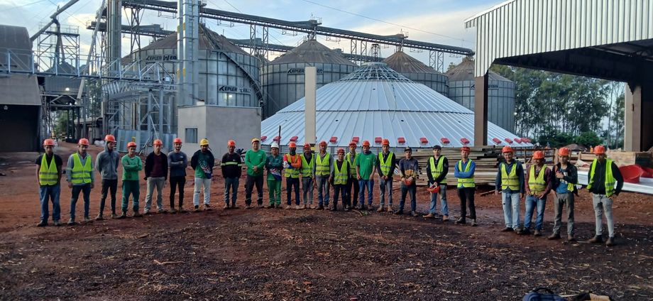 Equipo de trabajo y brigada en planta
