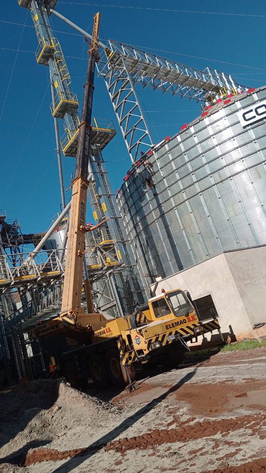 Montaje con grúa en planta de silos