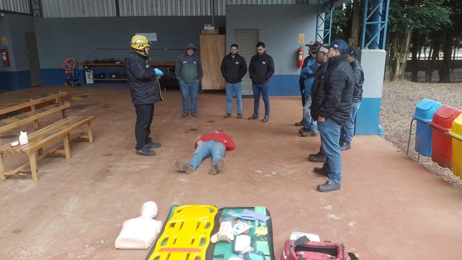 Práctica de primeros auxilios e inmovilización