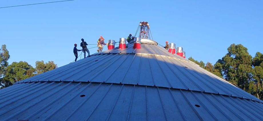 Trabajo en altura sobre techo de silo